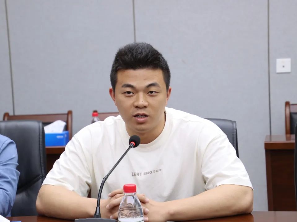 4��Ա����������ǰ������ ֧ԮBougouni﮿���3.jpg