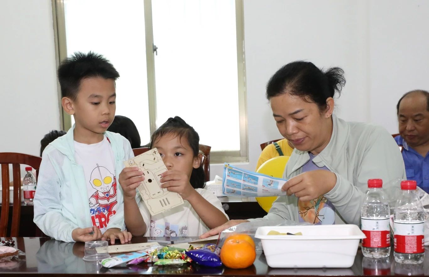 Э����԰ ��������   ���Ͽ�ҵ��չ��515���Ǽ�ͥ�ա��˶�5.jpg