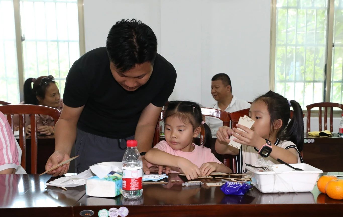 Э����԰ ��������   ���Ͽ�ҵ��չ��515���Ǽ�ͥ�ա��˶�6.jpg