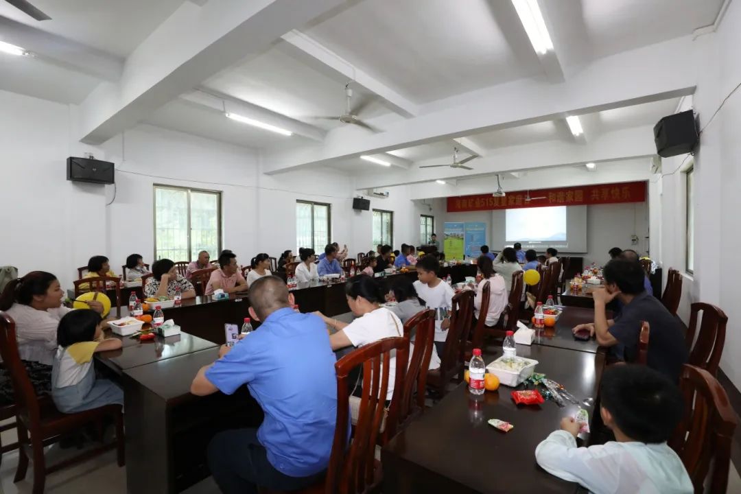 Э����԰ ��������   ���Ͽ�ҵ��չ��515���Ǽ�ͥ�ա��˶�8.jpg