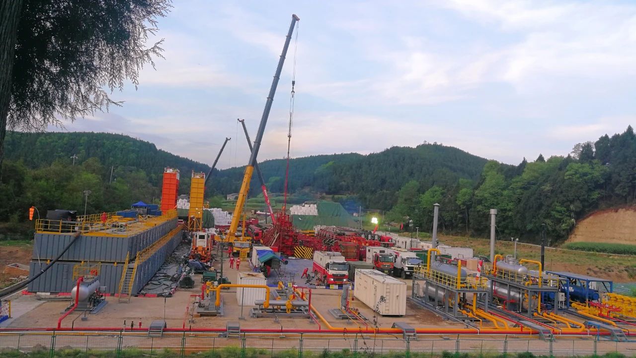 ���ʯ�Ͱ˽ǳ�������ʷ����ģѹ����ҵ˳���깤