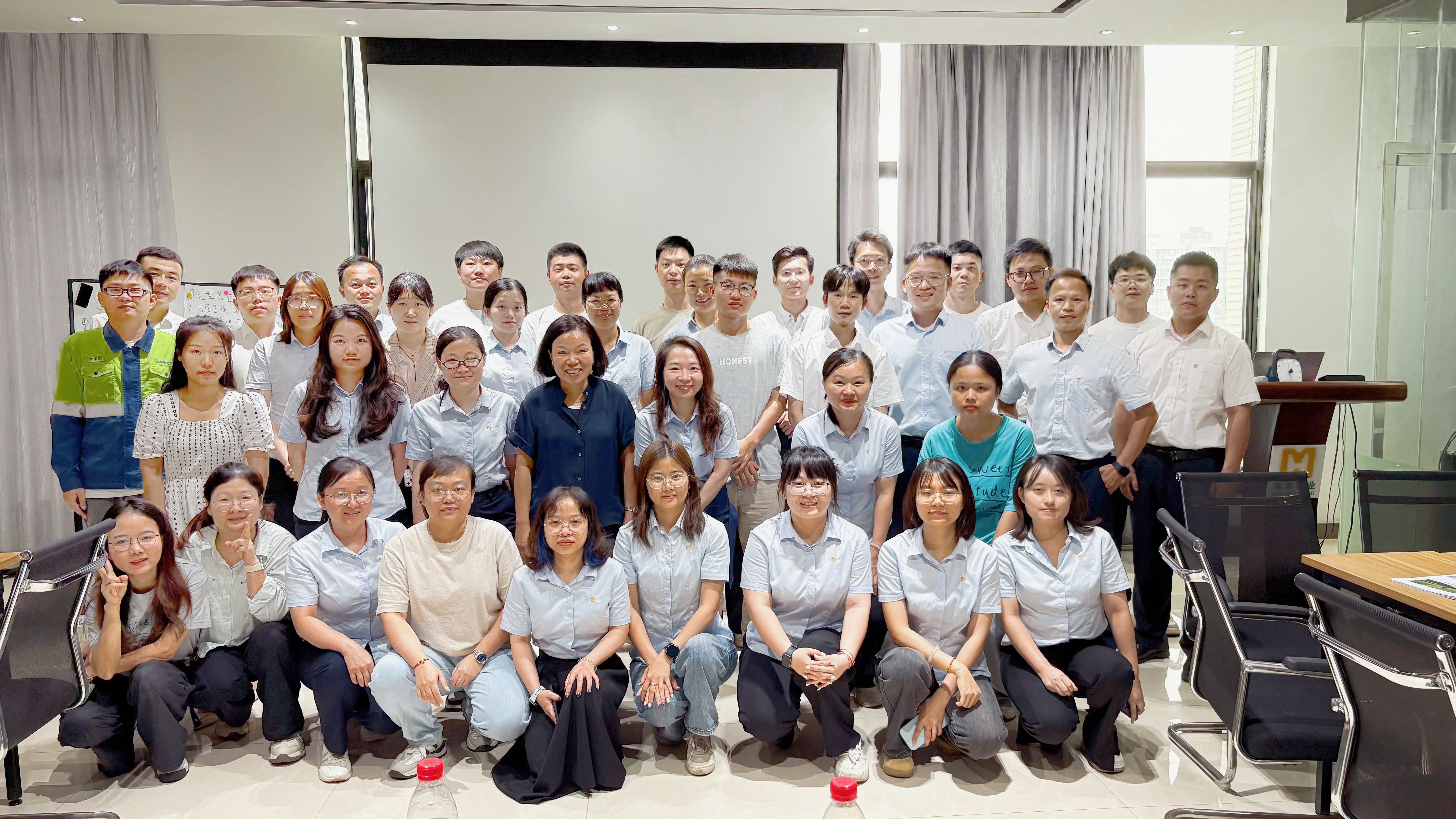 �۽���������ح���Ͽ�ҵ���С�ӵ������ͷ�ԣ�����������������ְ��δ�������鷻