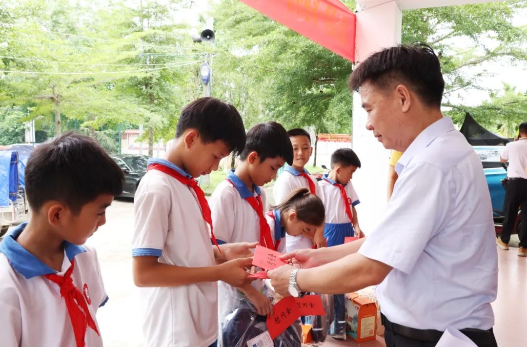 ���Ͽ�ҵ������������ϵ��������ض�ͯ����һ���ذ��˶�