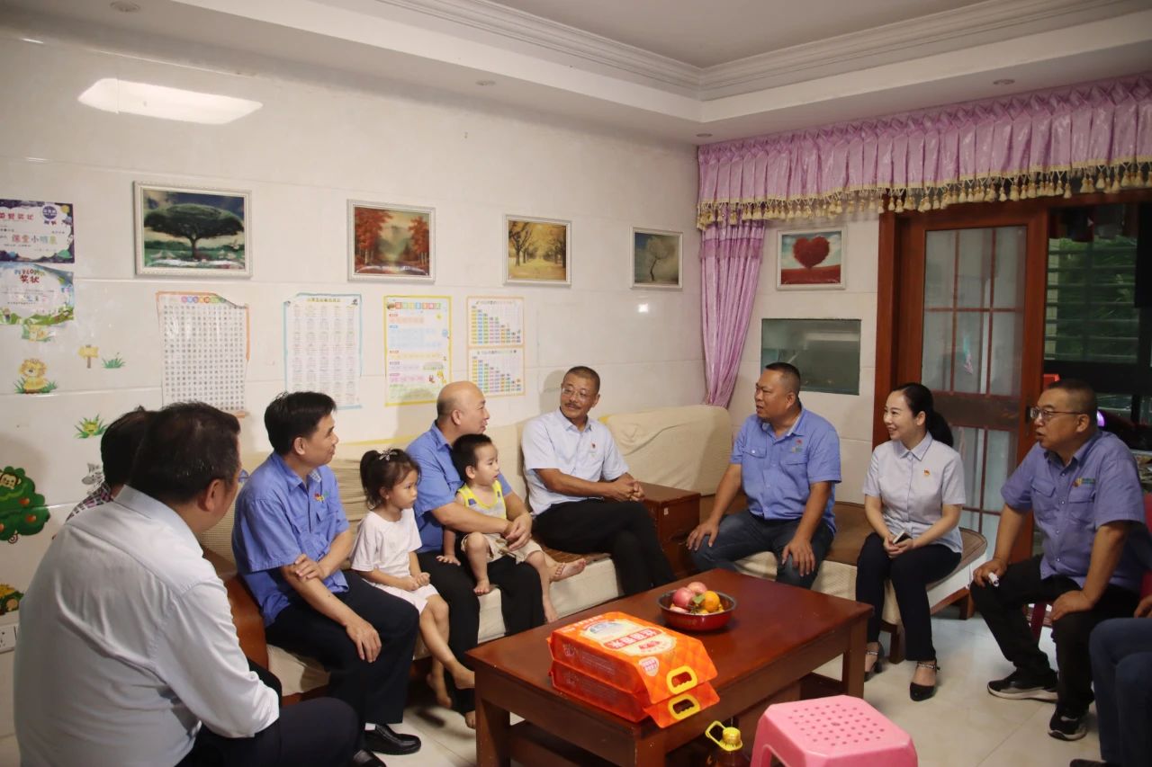 ���Ͽ�ҵ��ί��չ����һ���߷�ο���˶�