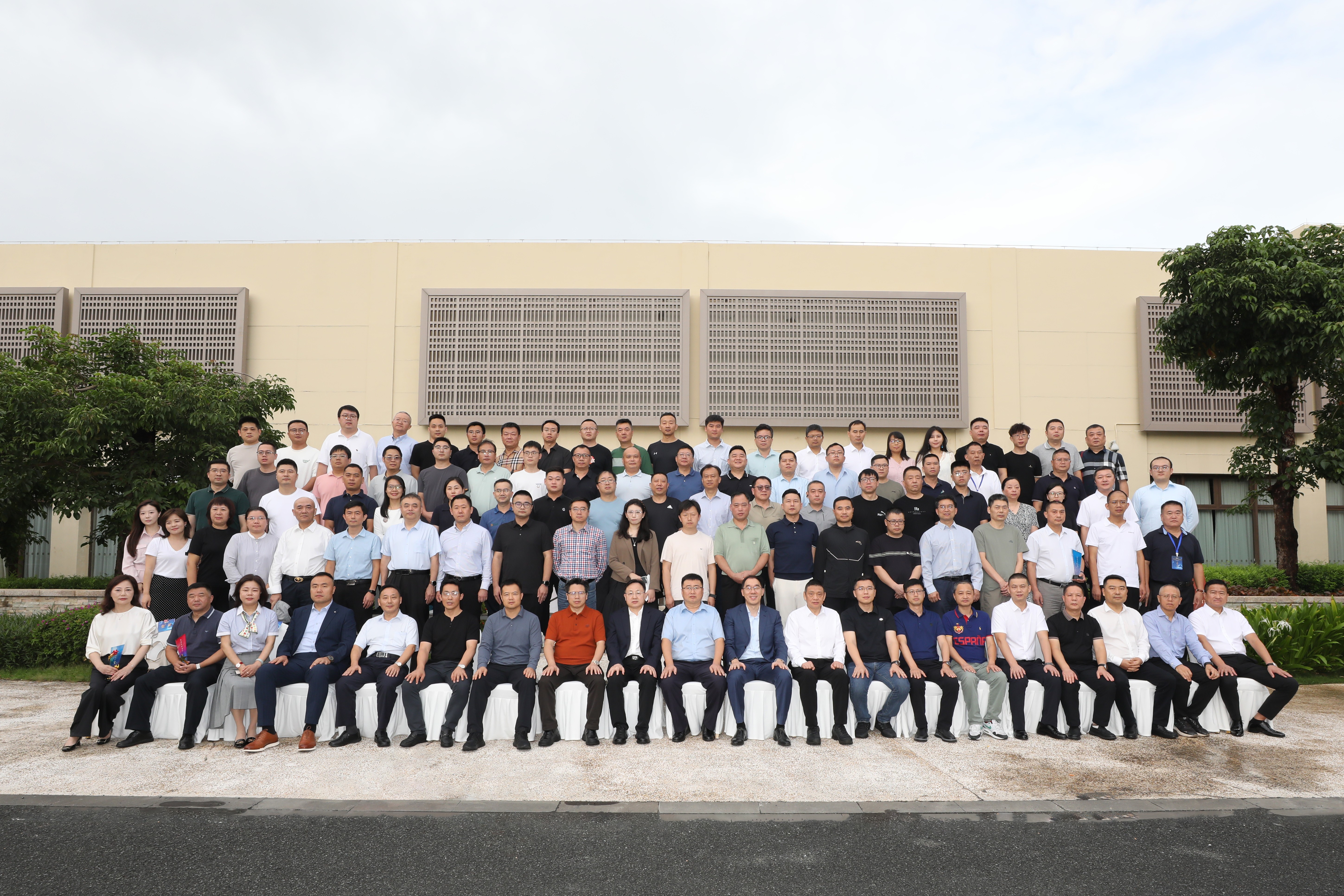 ���Ͽ�ҵ2025������ʯ�ͻ��������������ֳɾ���